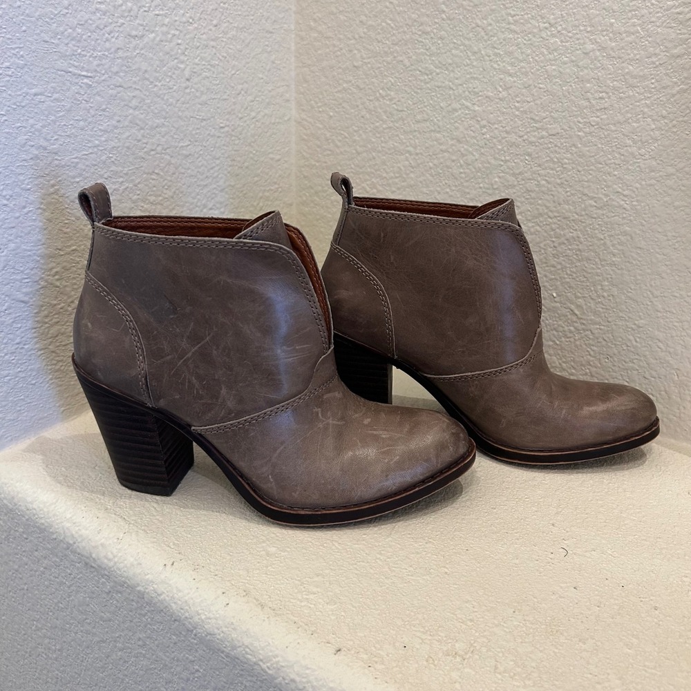 Lucky Brand Womens Grey Leather V-Cut Ankle Booties Block Heel Size 5.5M